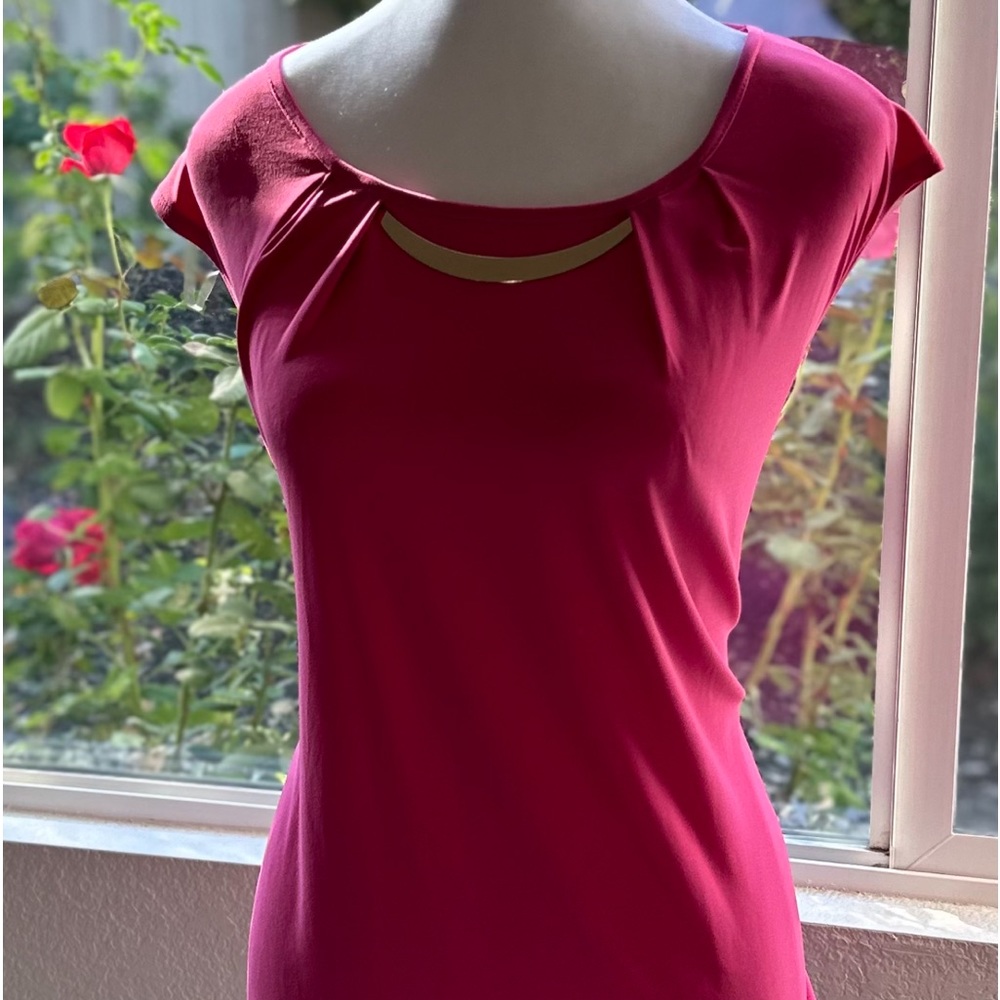 TOZ & ALI.  LARGE. Fuchsia pink with gold necklace inlay.  Size Large